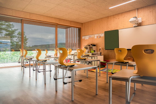 Mit außenliegendem Sonnenschutz bleiben Wohngebäude, Büros, Schulen und Gesundheitseinrichtungen auch an Hitzetagen sicher, komfortabel und uneingeschränkt nutzbar.