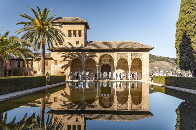 Die Stadtburg Alhambra in Granada ist ein eindrucksvolles Beispiel für maurische Baukunst.
