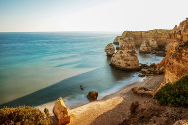 Algarve: goldene Buchten und wilde Klippen