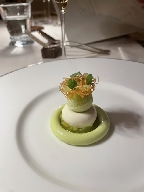 Dessert alla mela verde, acetosa, pesca di vigna e asperula