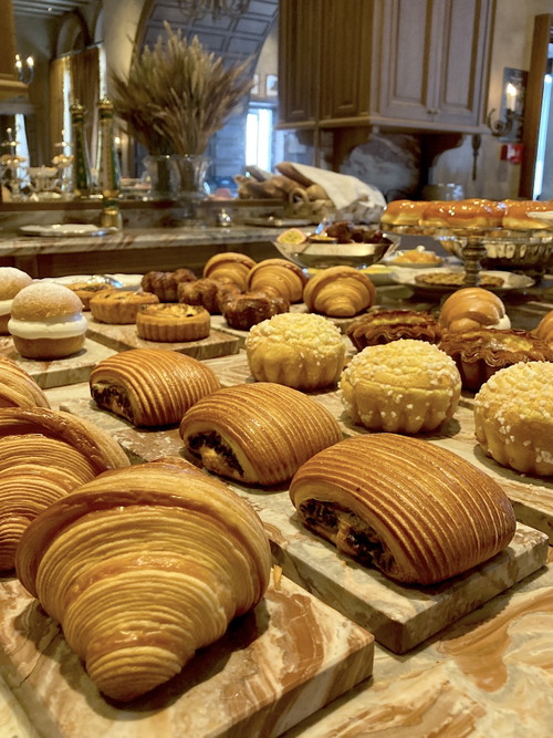 Dettaglio dal buffet di dolci firmati Cedric Grolet per la colazione, da Airelles Palladio