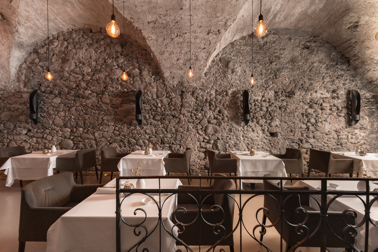 Le Segrete, ristorante fine dining di Castel Hörtenberg, accoglie gli ospiti nell'antica cantina a volte del castello.