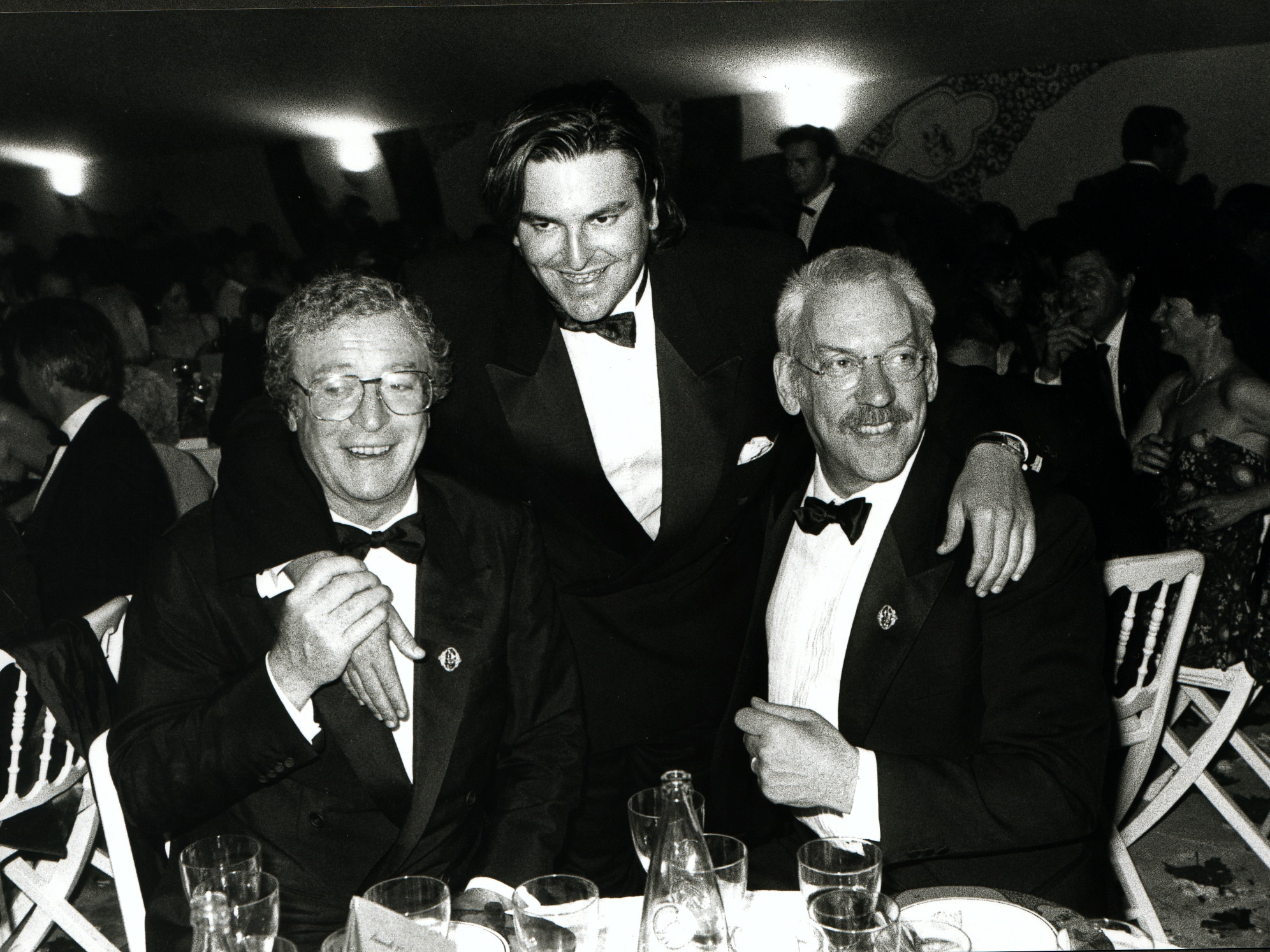 1990: Sacha Lichine (m.) bei der La Fête de la Fleur auf dem Weingut Château Prieuré-Lichine – mit den Schauspielern Michael Caine (l.) und Donald Sutherland.