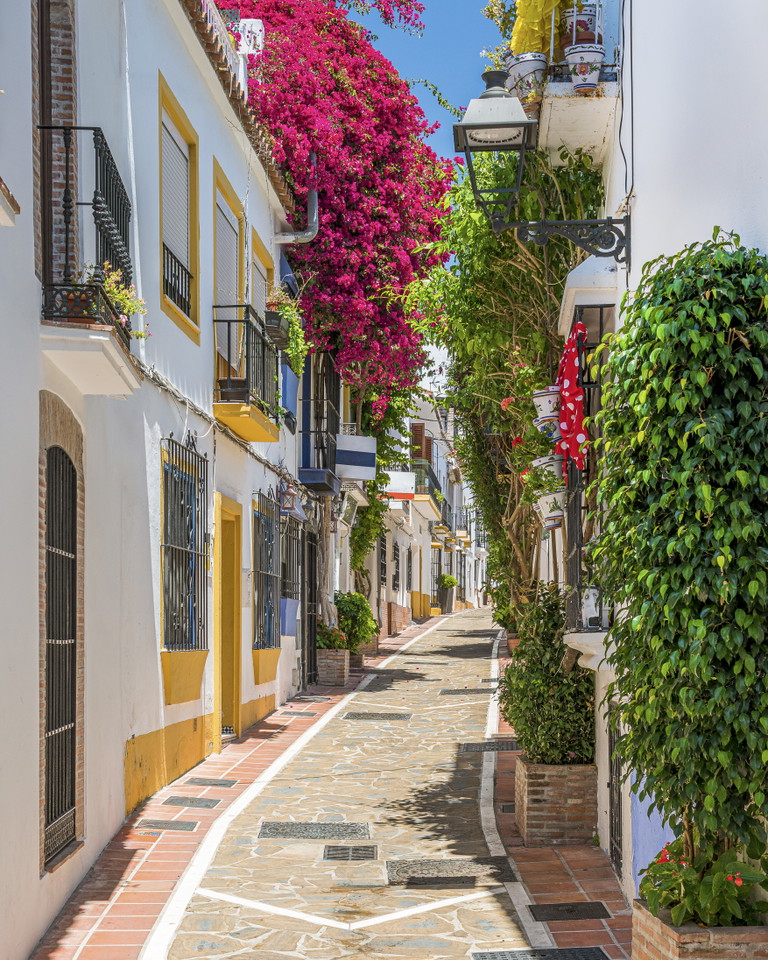 Eine malerische Gasse in Marbella