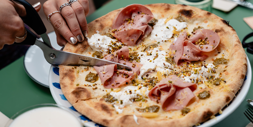Knusprig schlägt luftig? Neueröffnung in Berlin setzt auf römische Pizza