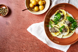Ricotta-Ravioli mit Oliven-Kräuter-Tapenade, Fenchel und Salzzitrone