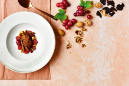 Schokomousse mit Rosétrauben, Wildshut Whiskey, Limette & Walnuss