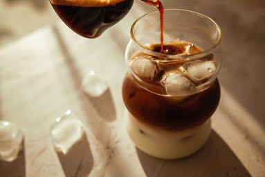Sommerdrinks mit Koffein: Diese Getränke machen wach und kühlen