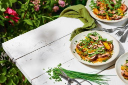 Tataki vom Schweinsfilet mit Rucola, Orangenfilets, Chili & Ponzo