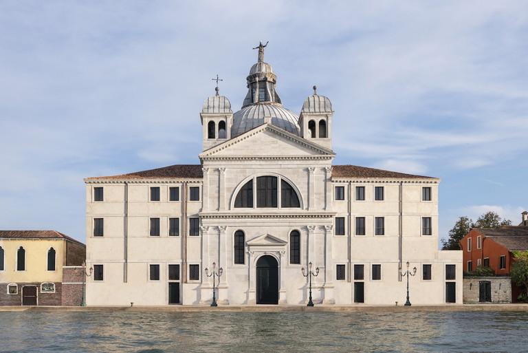La chiesa di Santa Maria della Presentazione, sull'isola della Giudecca e, a fianco, l'ingresso di Airelles Palladio