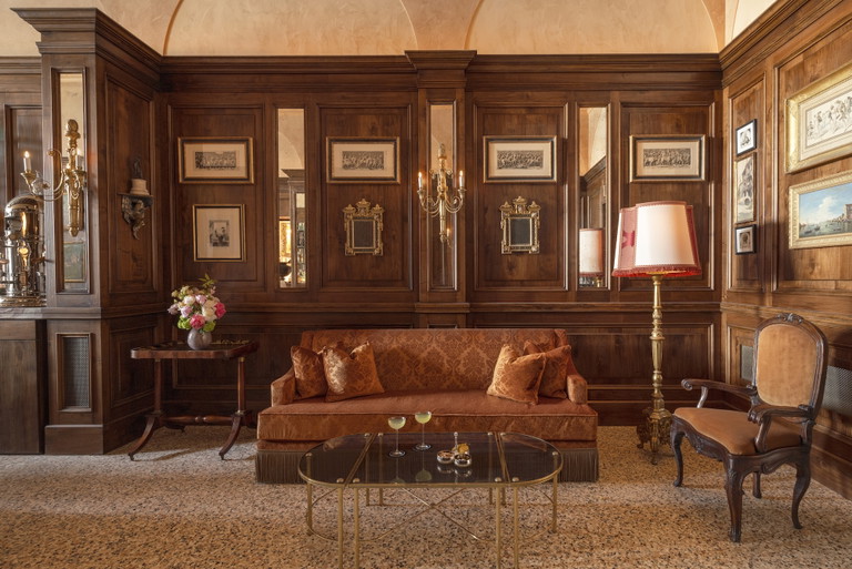 Tra divanetti, specchi e boiserie, presso il lobby bar di Airelles Palladio