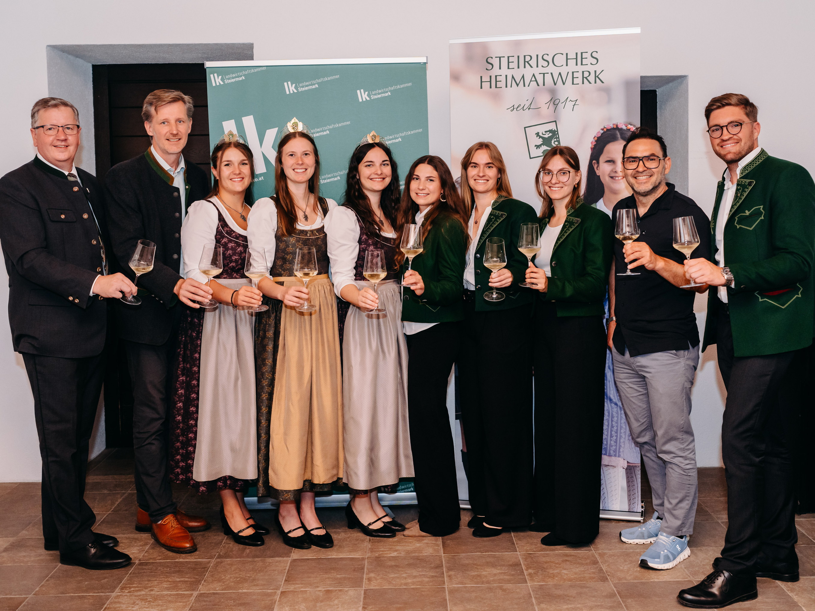 Kammerpräsident Andreas Steinneger, Weinbauchef Martin Palz, die noch amtierenden Weinhoheiten Lea, Magdalena I. und Antonia, die neuen Weinhoheiten Sandra, Cäcilia I. und Julia, Weinbaupräsident Stefan Potzinger und Simon Koiner-Graupp.