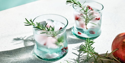 Beeren, Blüten, Agave: Wie sich Gin vom Wacholder emanzipiert