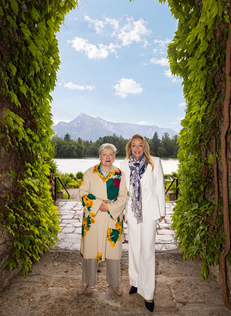 Intendantin Karin Bergmann lernt mit Präsidentin Kristina Hammer das Schloss am Leopoldskroner Weiher kennen.