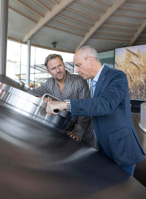 Philipp Hochmair und Chefbraumeister Christian Pöpperl im Stiegl-Sudhaus. Dies ist das Herzstück der Brauerei: Wasser, Malz und Hopfen werden hier eingemaischt und gekocht.