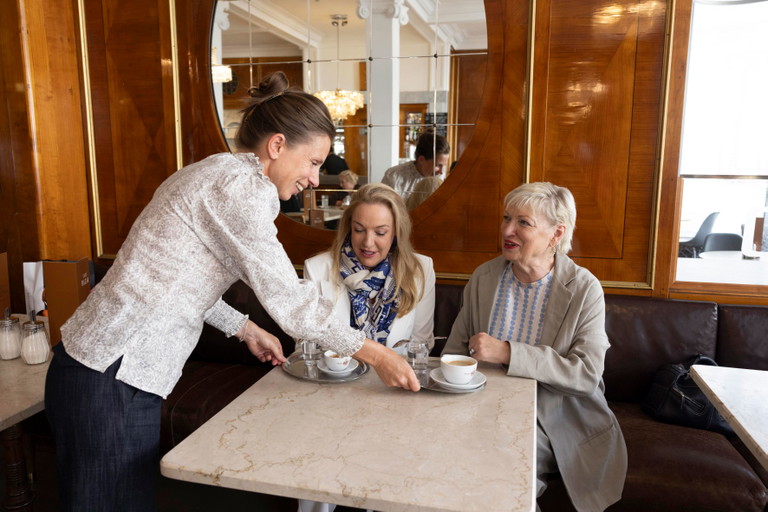 »Bazar«-Chefin Evelyn Brandstätter serviert den Kaffee zum Frühstück im Traditions-Kaffeehaus an der Salzach.