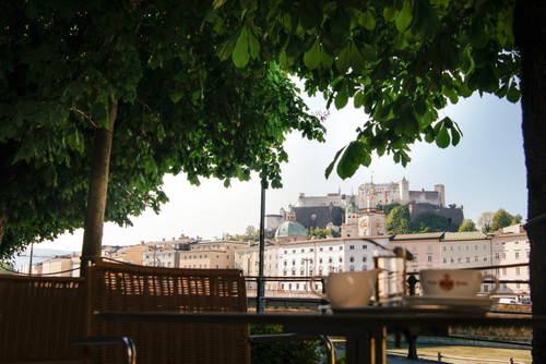 Von der schattigen und schönen Terrasse des »Café Bazar« hat man einen grandiosen Blick auf die barocke Altstadt.