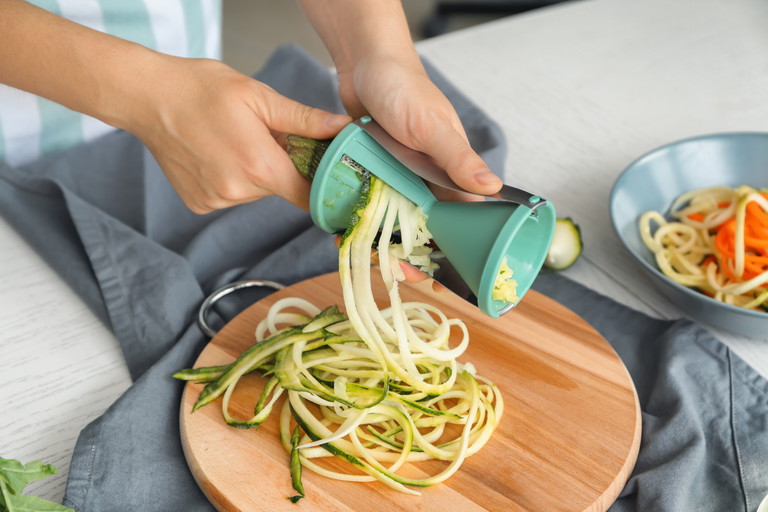 »Nudeln« aus Zucchinis, also sogenannte Zoodles, sind ebenfalls eine beliebte Zubereitungsmethode für das Sommergemüse.
