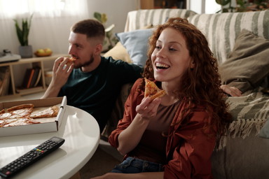 Hat man die Kontrolle über sein Leben verloren, wenn man vor dem Fernseher isst?