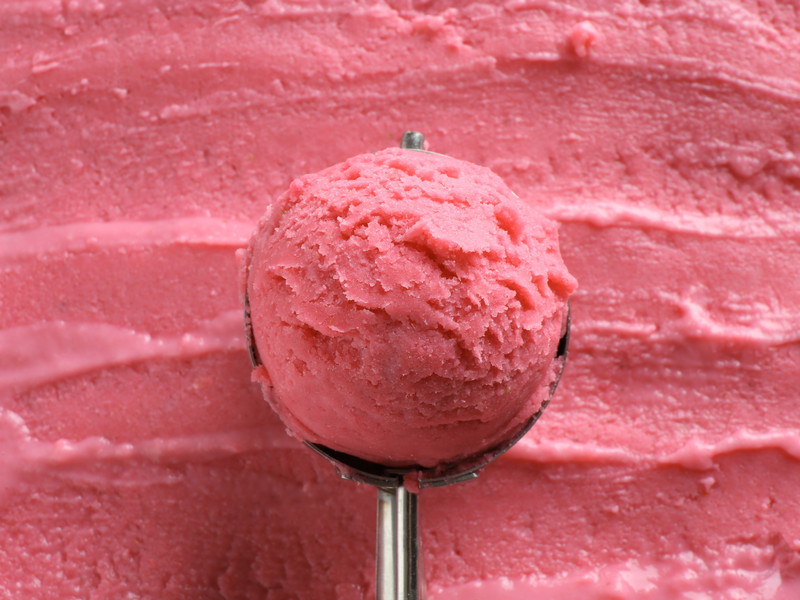 Warum jetzt alle dieses 2-Zutaten-Wassermelonen-Eis ausprobieren