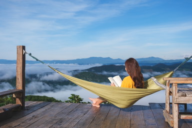 Urlaubslektüre gesucht? Diese 8 Bücher gehören ins Reisegepäck