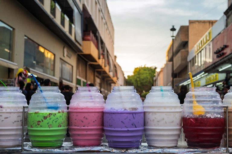 Agua Fresca in großen Behältern in Guadalajara