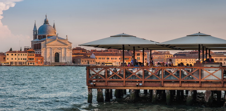 La terrazza sull'acqua del ristorante Lineadombra