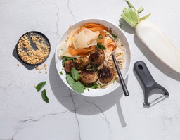 Vietnamesische Bowl mit Zitronengras-Bällchen