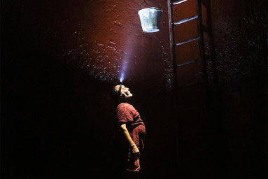 »Wine Photographer of the Year«: Siegerbild zeigt Arbeiter im Weintank
