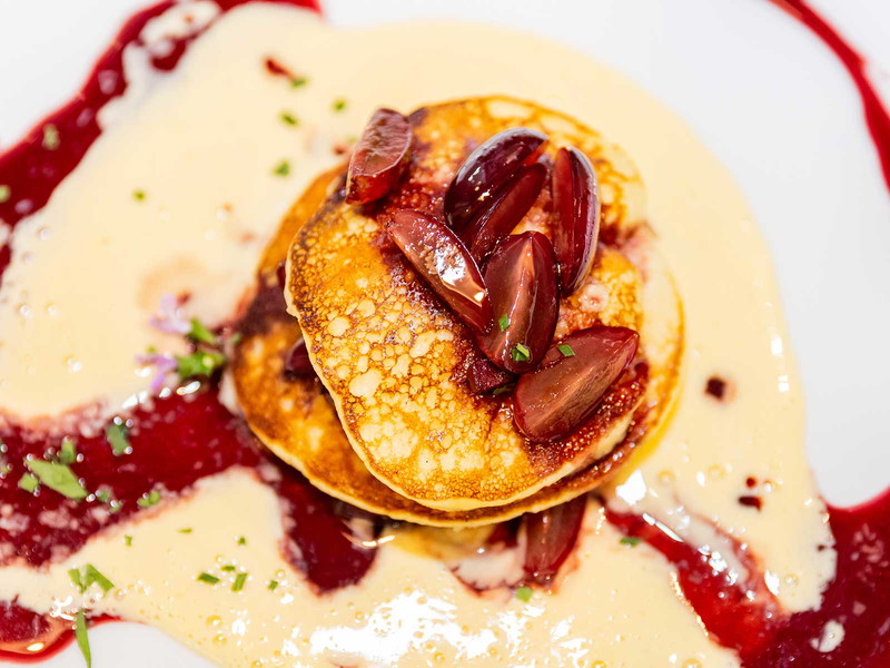 Pfannenkuchen mit Ziegenquark, Rotweinsirup, Trauben und Vanillesauce