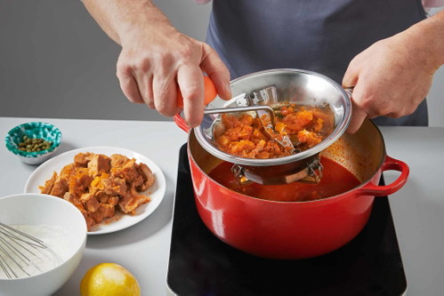 5. Wenn das Fleisch gar ist, aus dem Topf heben, den Saft mixen und durch die Flotte Lotte passieren.