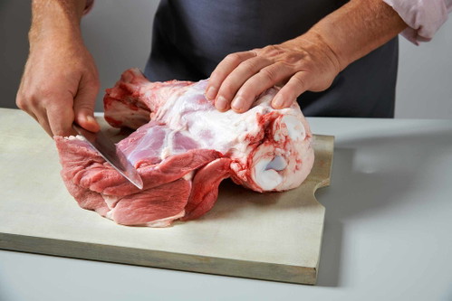 1. Die Kalbsstelze auslösen und in 4–5 cm große Würfel schneiden.