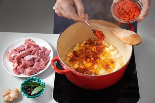2. Die Zwiebeln in Schweineschmalz goldgelb rösten, Paprika, Äpfel und Ingwer zugeben und mitschmoren.