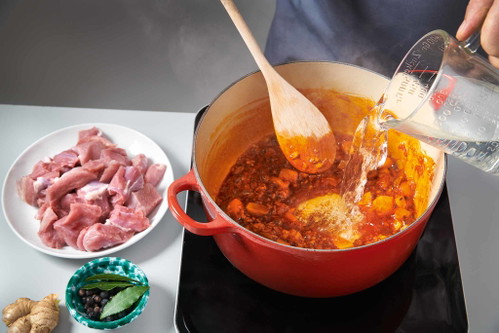 3. Mit Wasser aufgießen und aufkochen lassen.