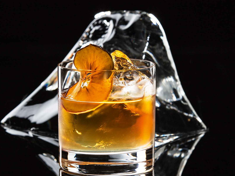 Ein herbstlicher Cocktail mit Kürbis und Apfelchip als Garnitur.&nbsp;