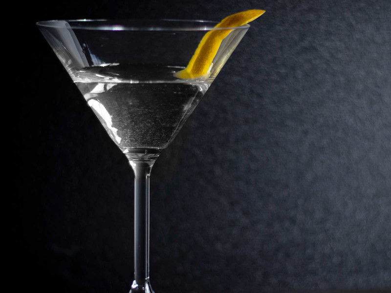 Markus Blattner von&nbsp;»Old Crow« in&nbsp;Zürich mixt einen Cocktail mit Wermut.