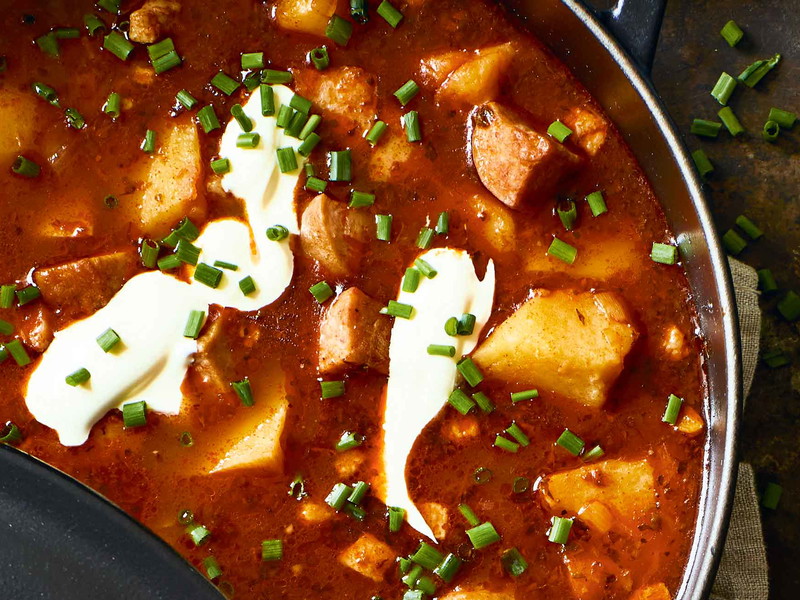 Das Wiener Erdäpfel-Gulasch ist eines der wohl bekanntesten Rezepte mit Wohlfühlfaktor.