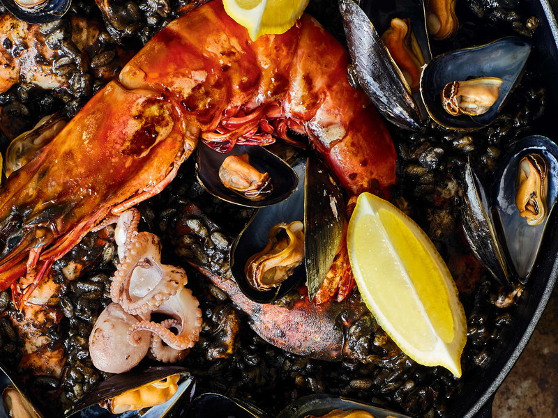 »Arroz negro al chorizo«