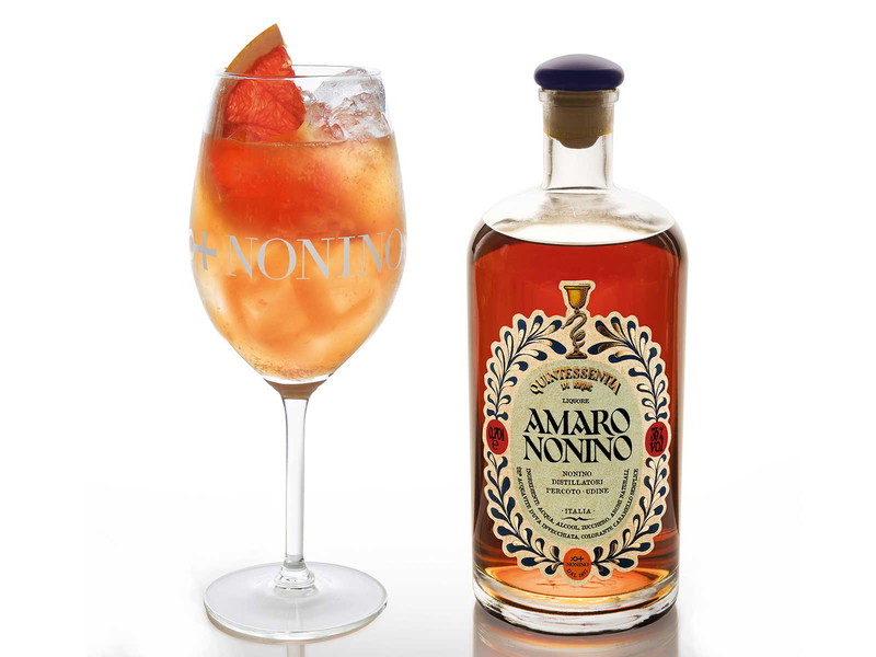 Der Amaro Nonino Quintessentia wird aus Nonino Grappa und ausgewählten Kräutern hergestellt und in französischen Eichenfässern gereift.