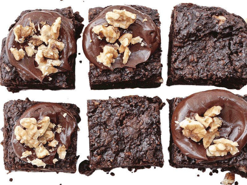 Die Brownies werden mit Schokomousse und gerösteten Nüssen getoppt.