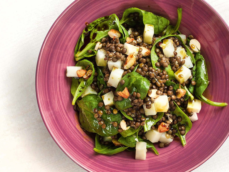Lauwarmer Salat von Linsen mit Spinat und Mandeln.