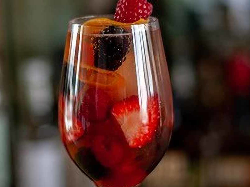 Mit Beeren dekorierter Madini Cooler
