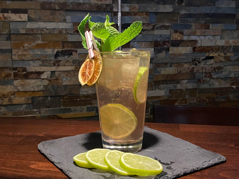 Der Cocktail wird in frischen und getrockneten Limettenscheiben serviert.