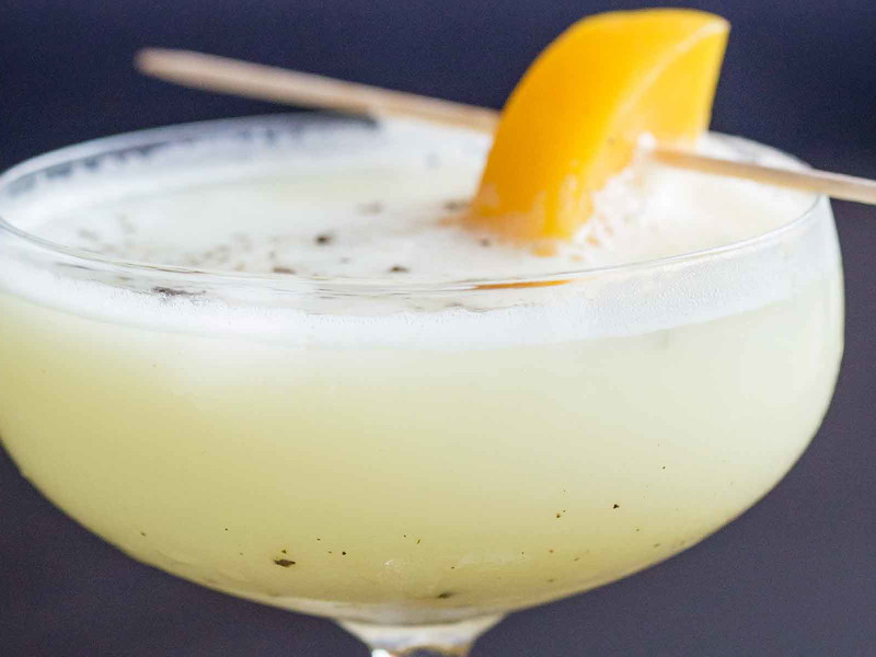 Im M.I.B. kommt der weiße Rum in Verbindung mit Limette und Mango voll zur Geltung.