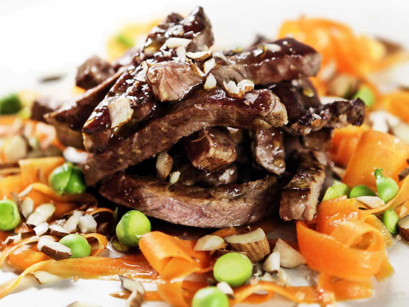 Salada de cenoura e amêndoa com carne de vaca