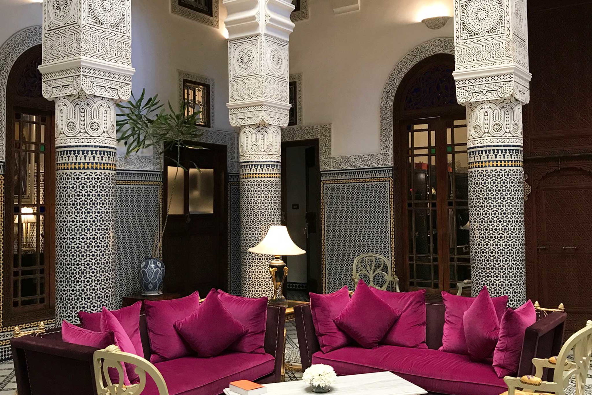 Hinter verwinkelten Gassen und schweren Holztüren der Medina findet man in den örtlichen Riads beindruckende Interior-Schätze.&nbsp;