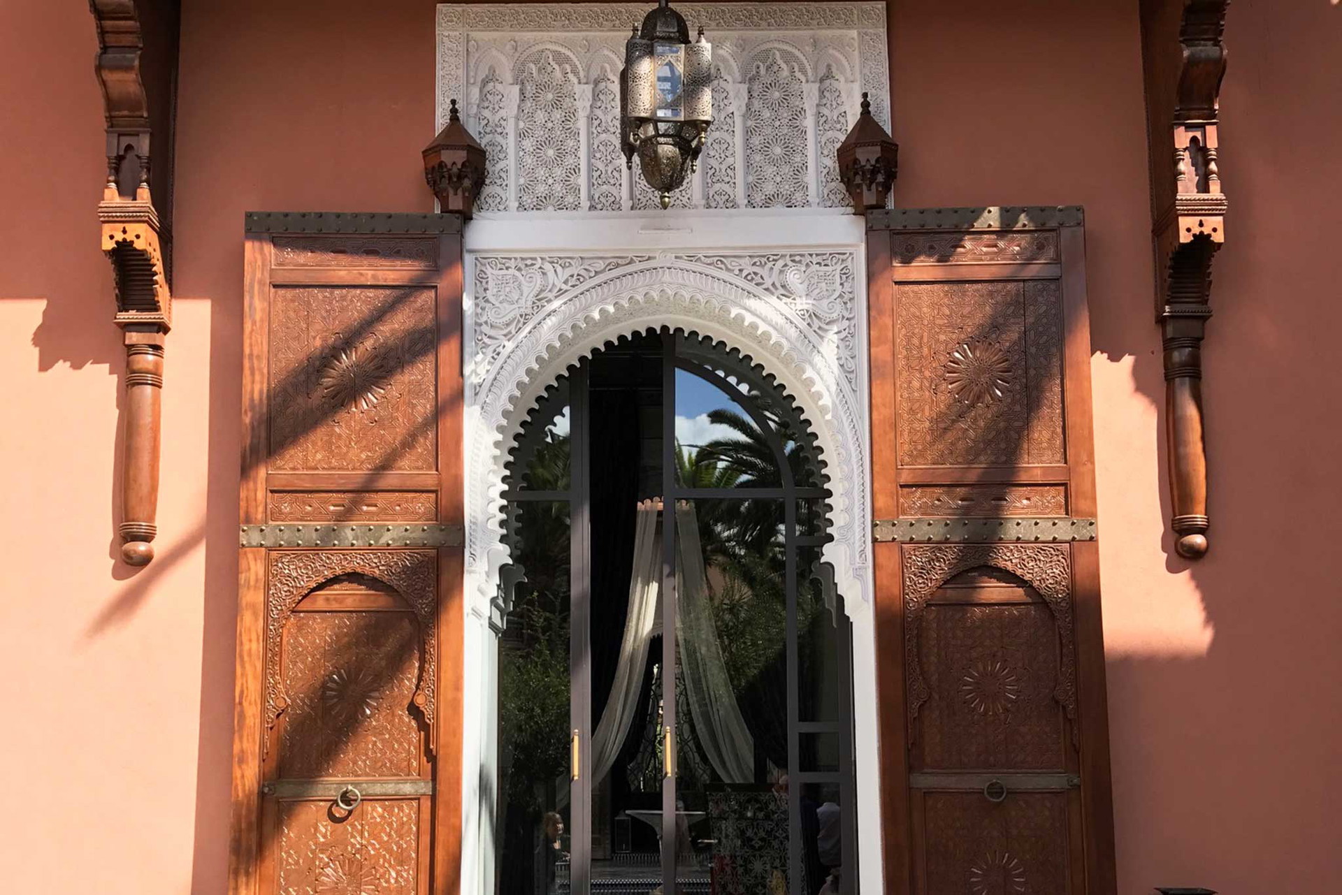 Das fast vier Hektar große Hotelareal befindet sich innerhalb der Altstadt-Mauern und ist umgeben vom quirlig-bunten Treiben der Medina. Alle Infos gibt es hier:&nbsp;http://www.royalmansour.com