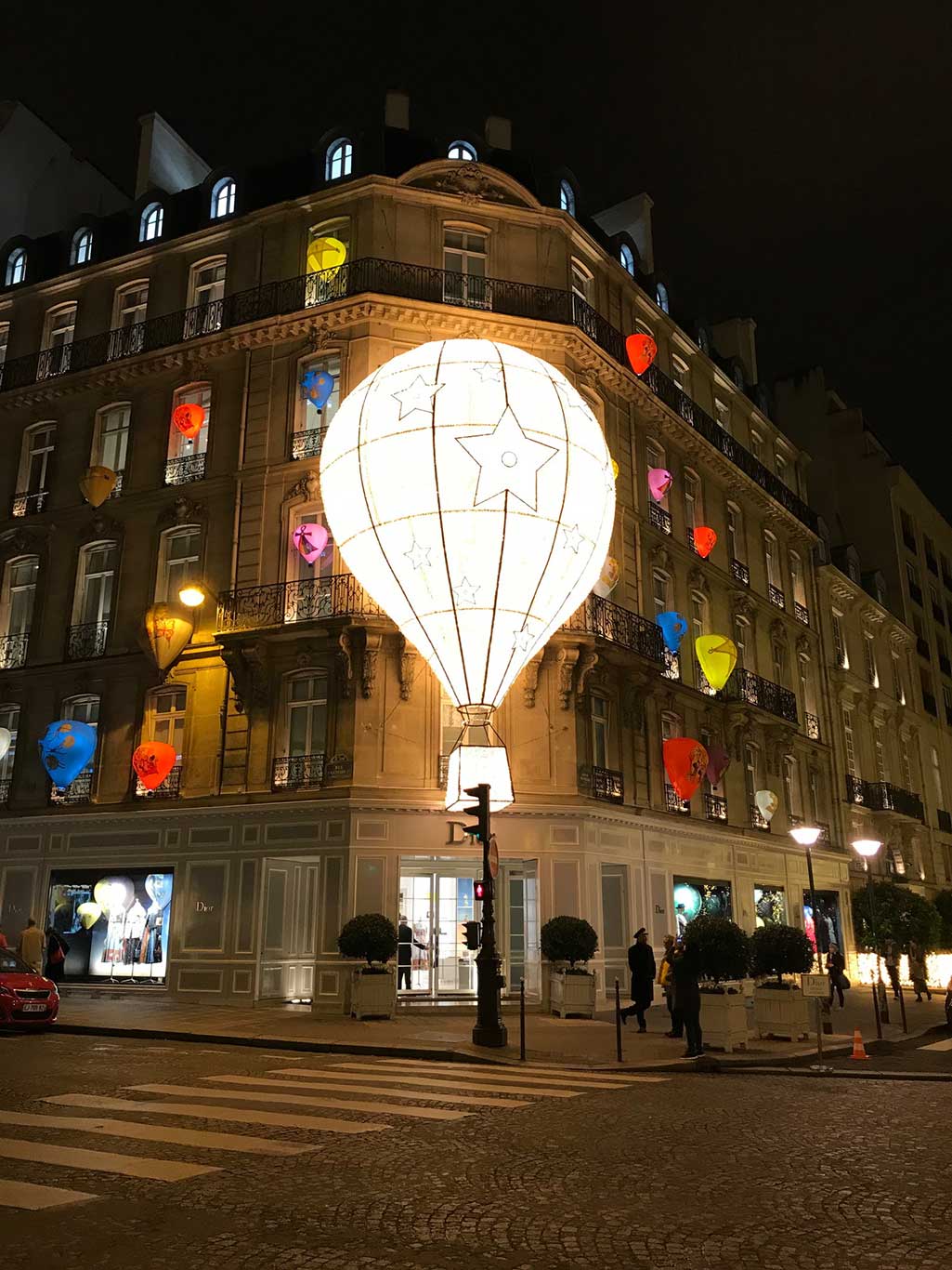 Zum Träumen schön ist die geschmückte Fassade der Dior Boutique.&nbsp;