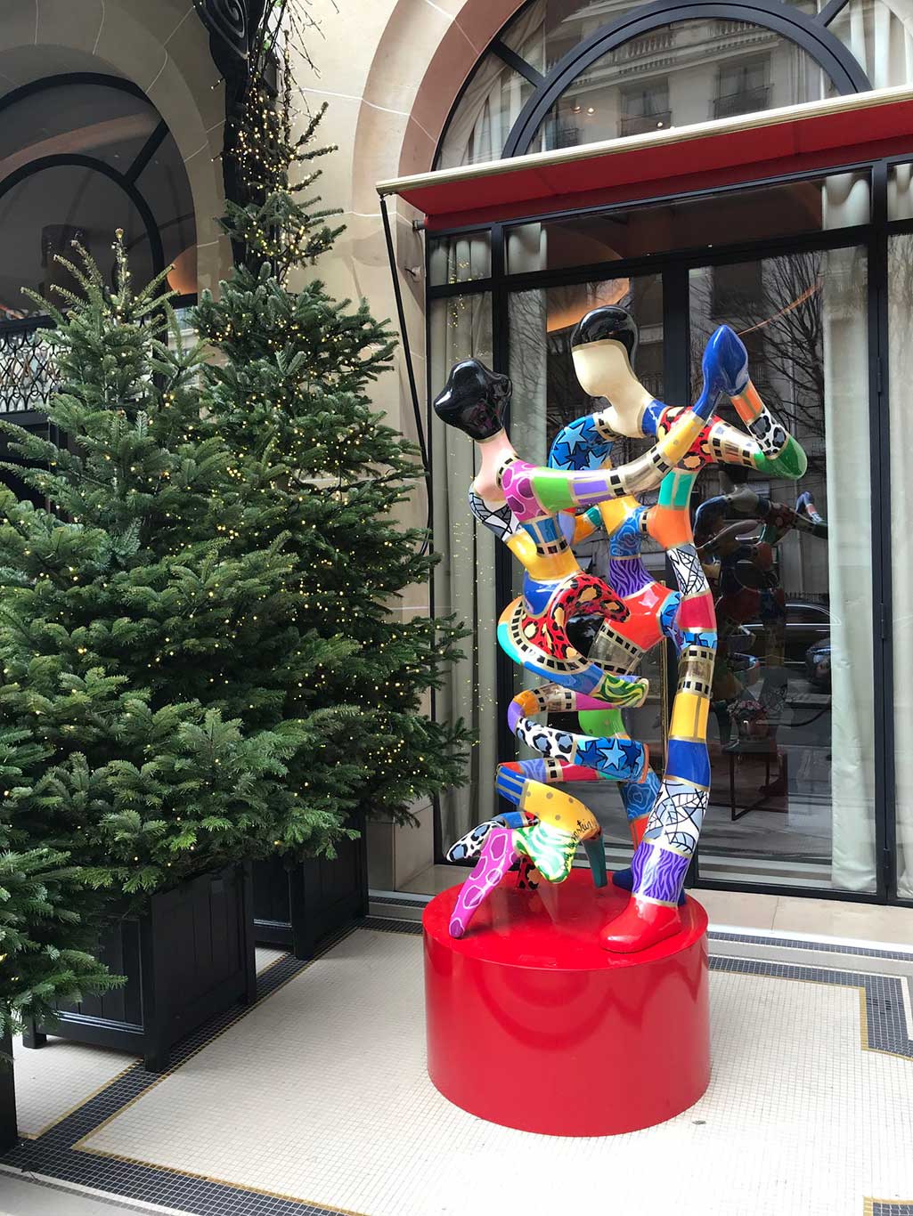 Dancing in the streets: farbenfrohe Skulpturen außerhalb des&nbsp;Hôtel Plaza Athénée.&nbsp;