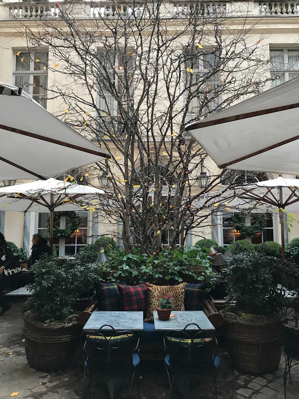 Das Ralph Lauren Kaffee überzeugt selbst im Outdoor Bereich mit einem gekonnten Mustermix.&nbsp;